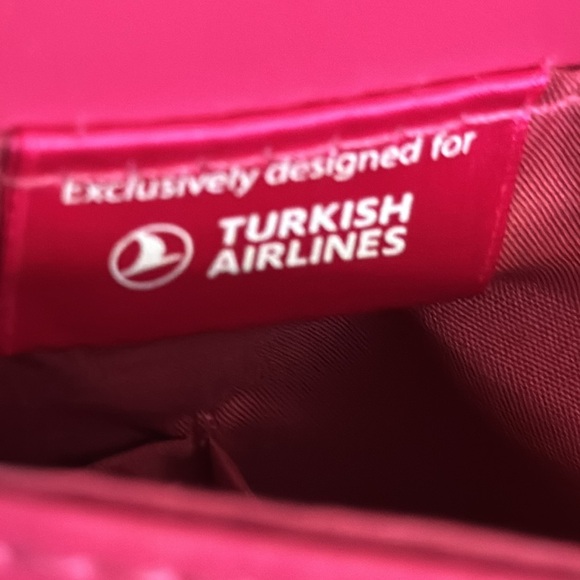 Ferragamo Parfums Pink Make up case/bag w/1 fl.oz. Body lotion/eye mask/socks - Picture 7 of 9